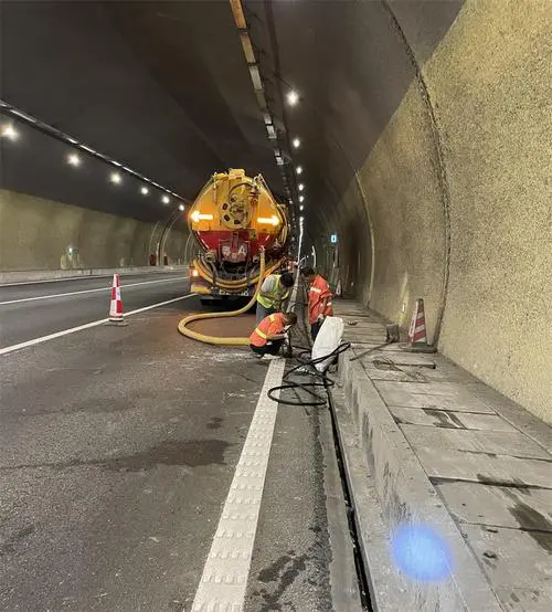 路北隧道排水渠清淤